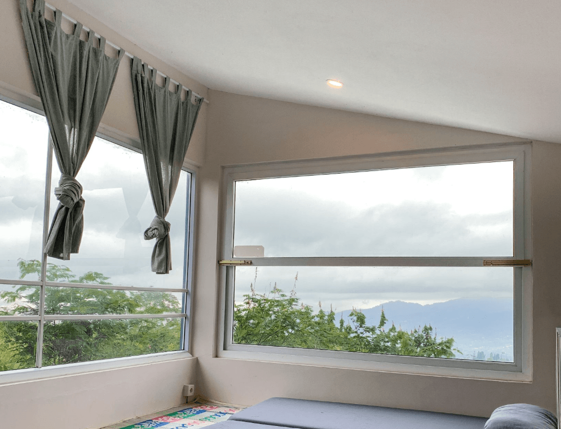Bangun Pagi dengan Panorama Pegunungan: Pengalaman Menginap yang Sulit Dilupakan di Villa Melayang, Puncak