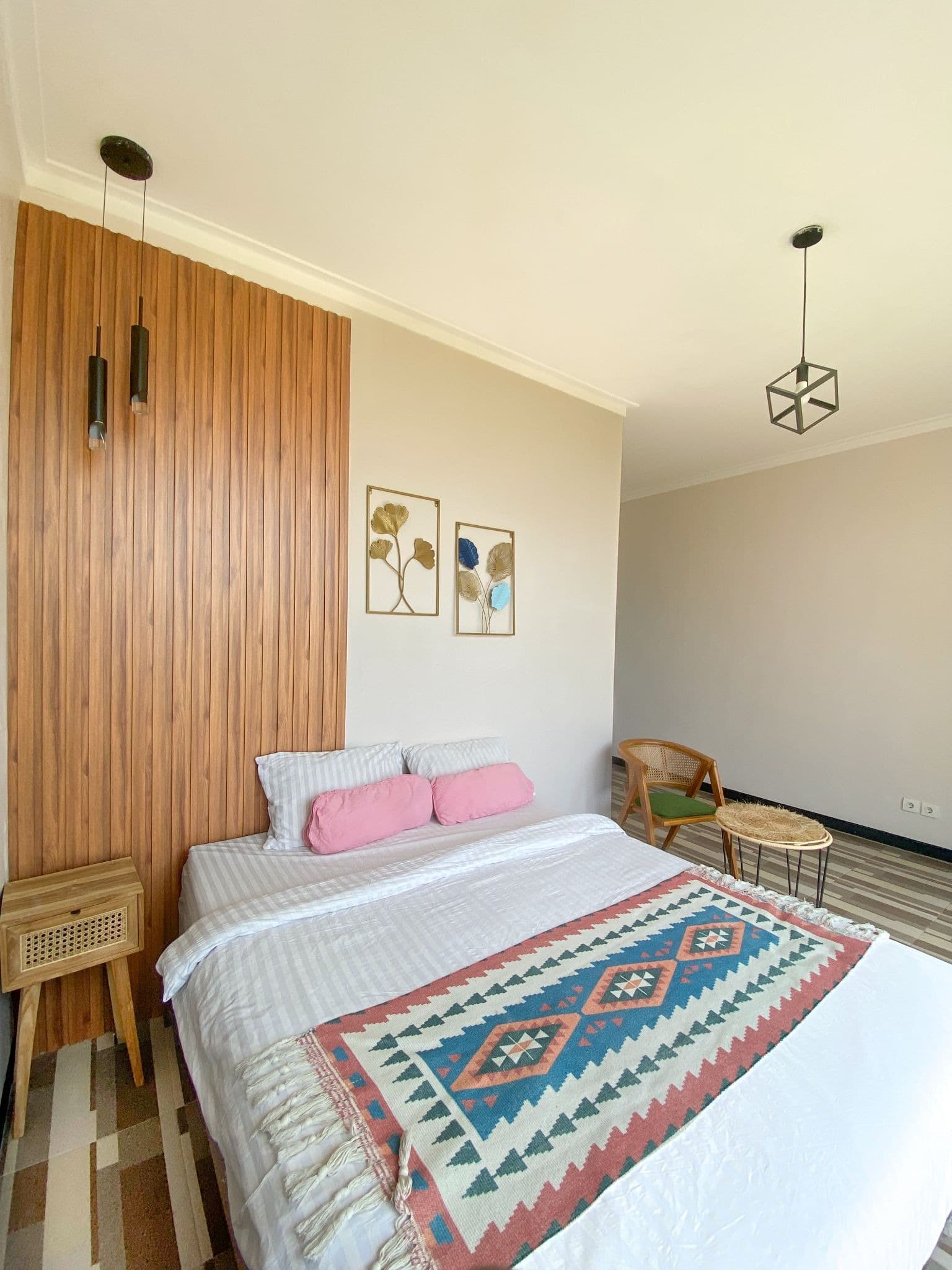 Kamar keluarga luas di Villa Melayang Puncak