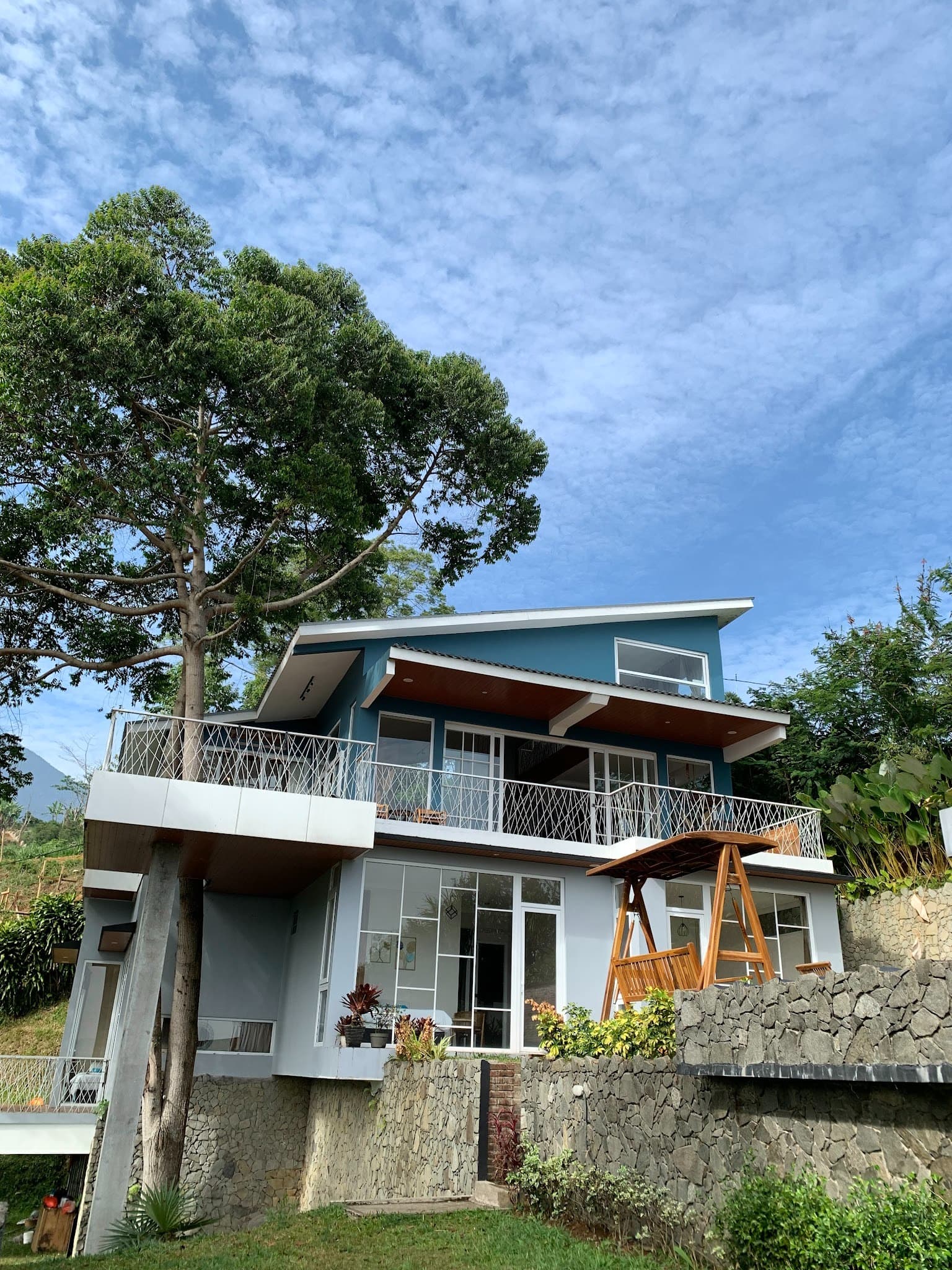 Villa Melayang dengan taman hijau dan private pool di kawasan Puncak
